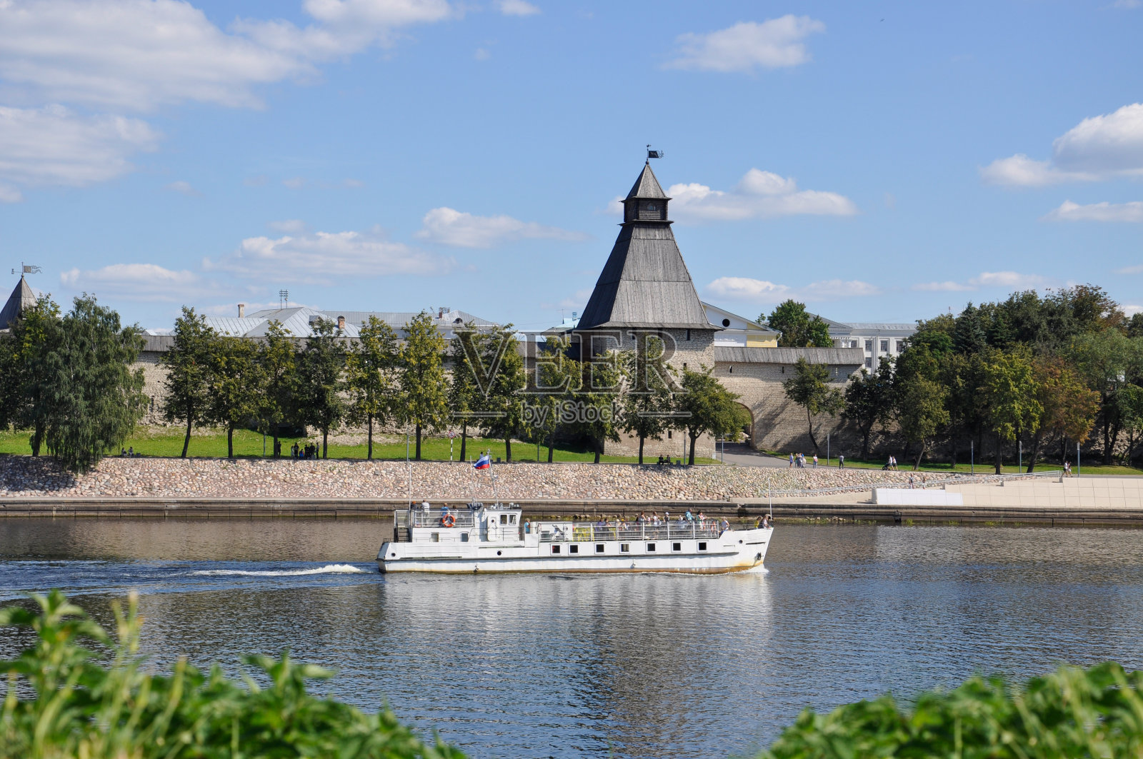 俄罗斯，普斯科夫- 2015年8月22日:从大河眺望弗拉斯耶夫塔，这是普斯科夫克里姆林宫现存的防御塔之一照片摄影图片