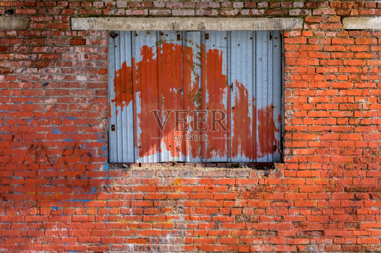 在经典的红色老墙上一个古老的关闭的窗户的特写照片摄影图片