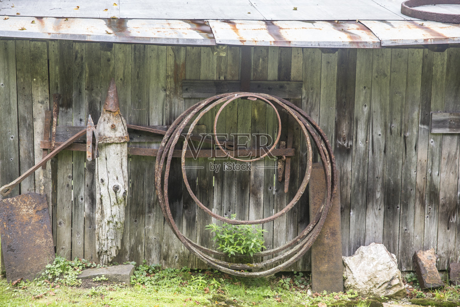 抽象背景与铁车轮和木墙照片摄影图片