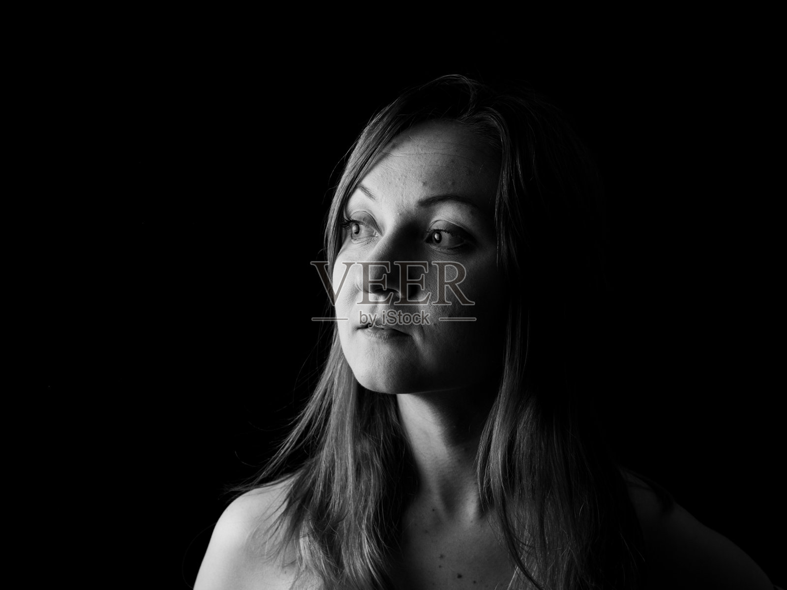 年轻女子表现出的表情黑白孤立照片摄影图片