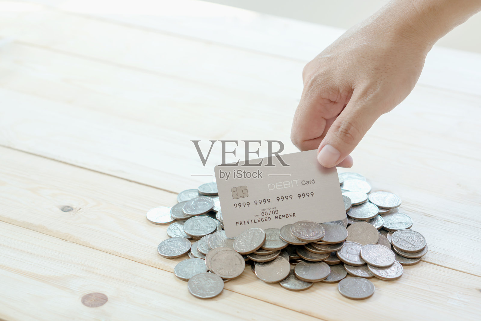 带有硬币的借记卡照片摄影图片