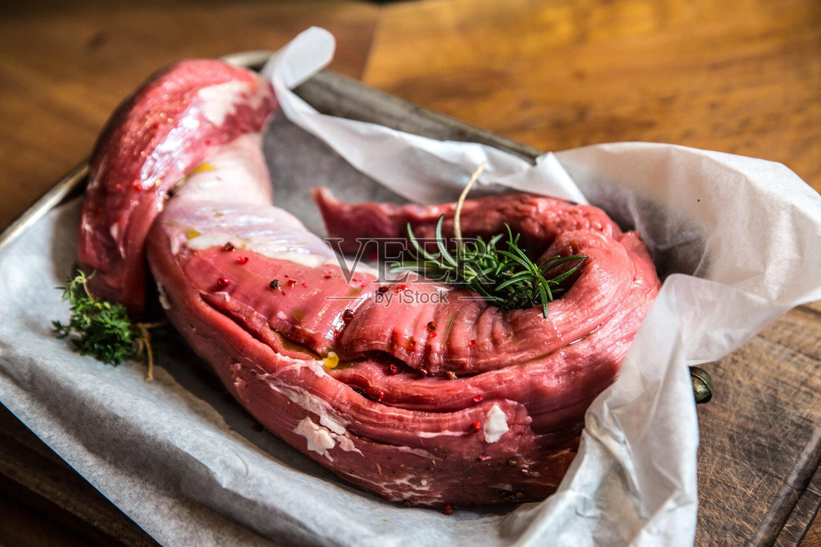 新鲜生牛肉。照片摄影图片