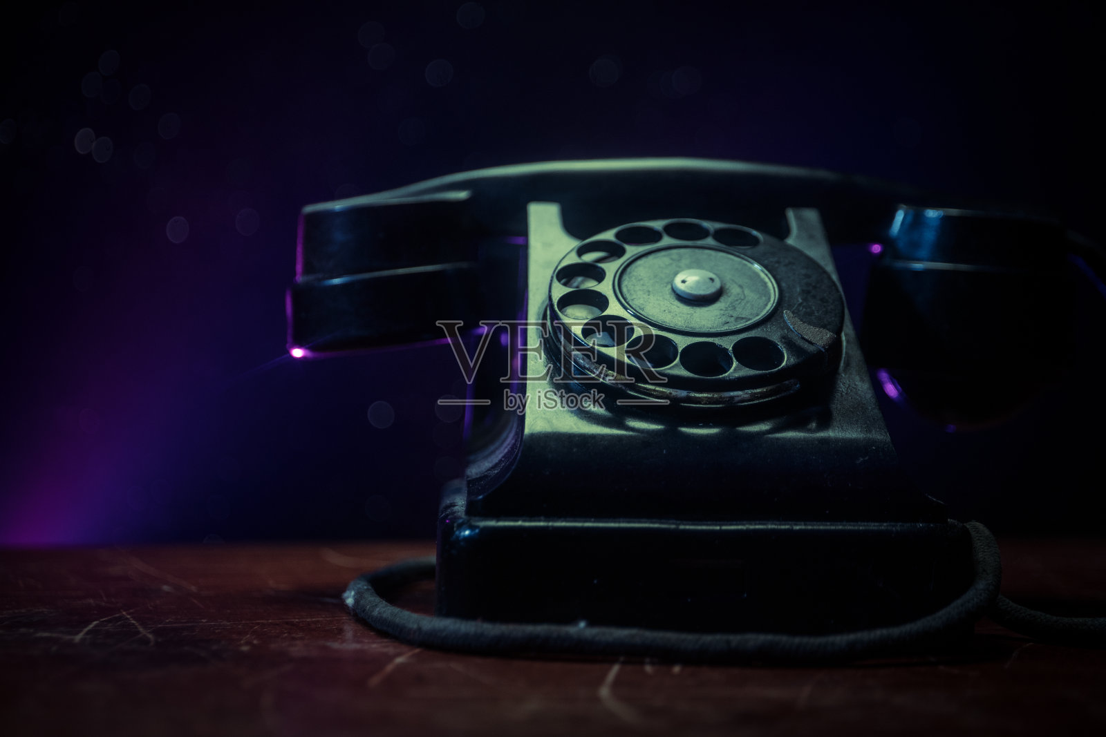 旧的黑色电话上的旧木板与艺术黑色背景与雾和色调的光。空的空间照片摄影图片