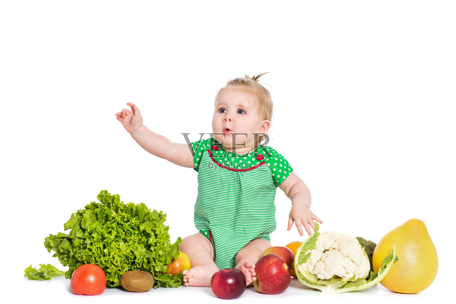 女婴坐着，周围是水果和蔬菜，孤立在白色照片摄影图片