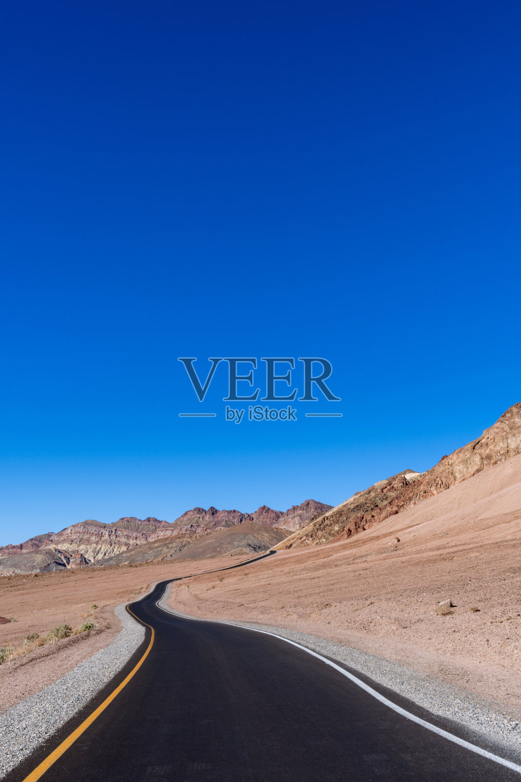 通往死亡谷国家公园，艺术家大道和调色板的高速公路照片摄影图片