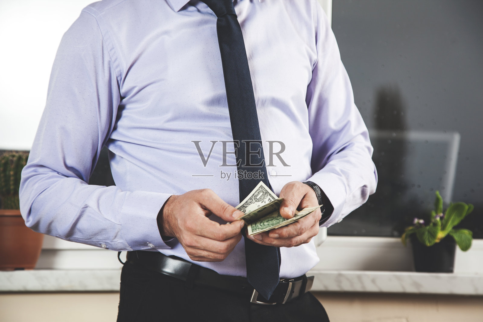 手里拿着钱的男人照片摄影图片