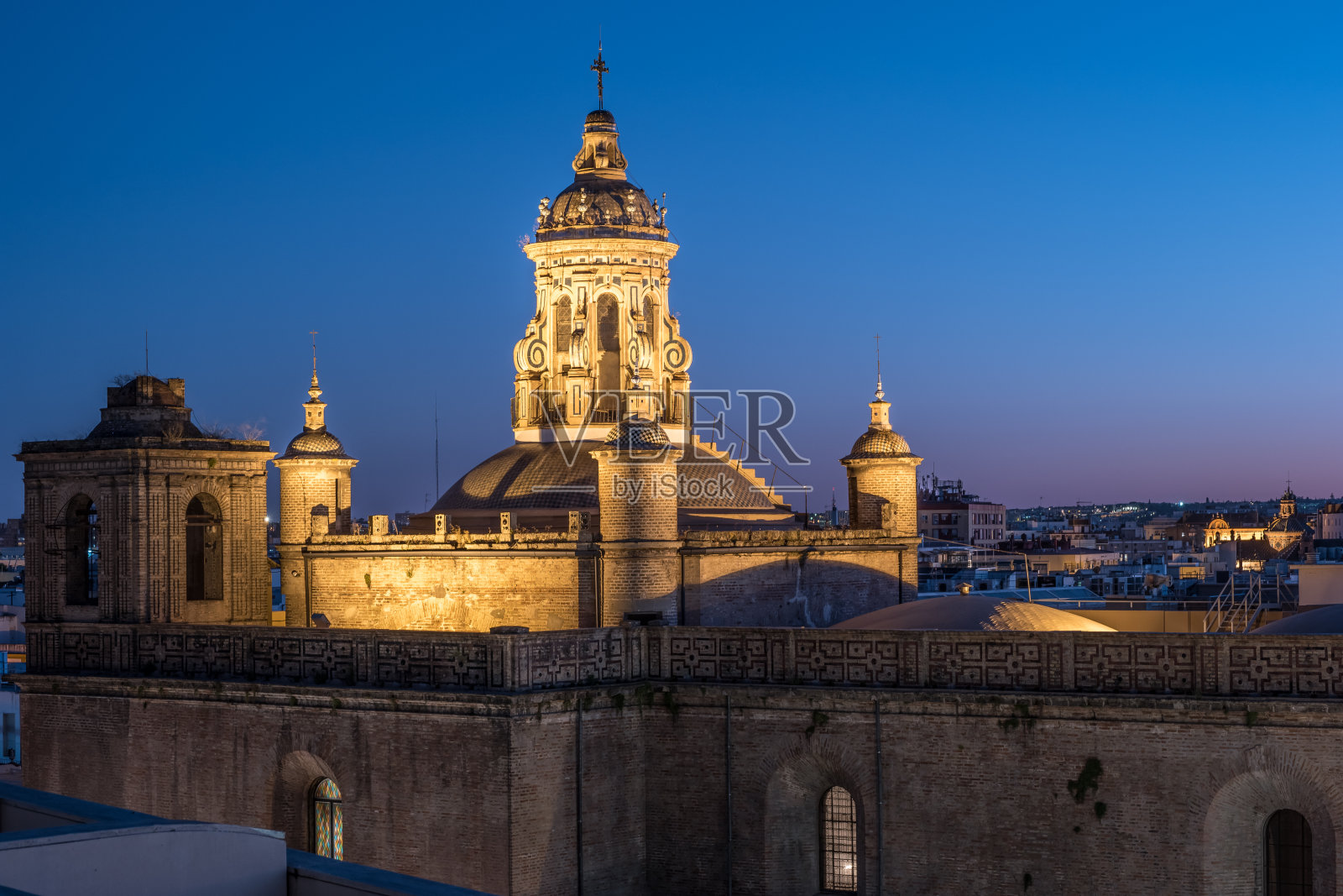 西班牙塞维利亚老城区的天际线。照片摄影图片