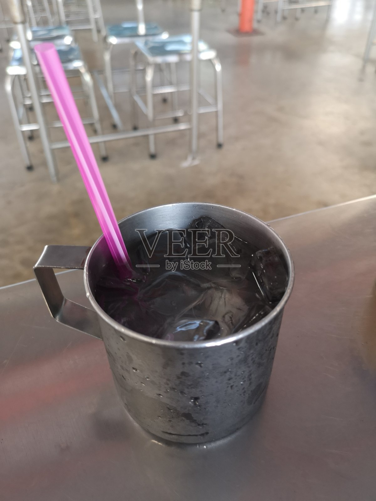 不锈钢杯装冰水照片摄影图片