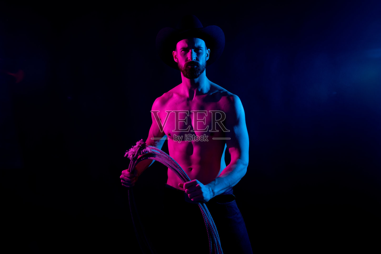 性感的赤膊牛仔与套索照片摄影图片