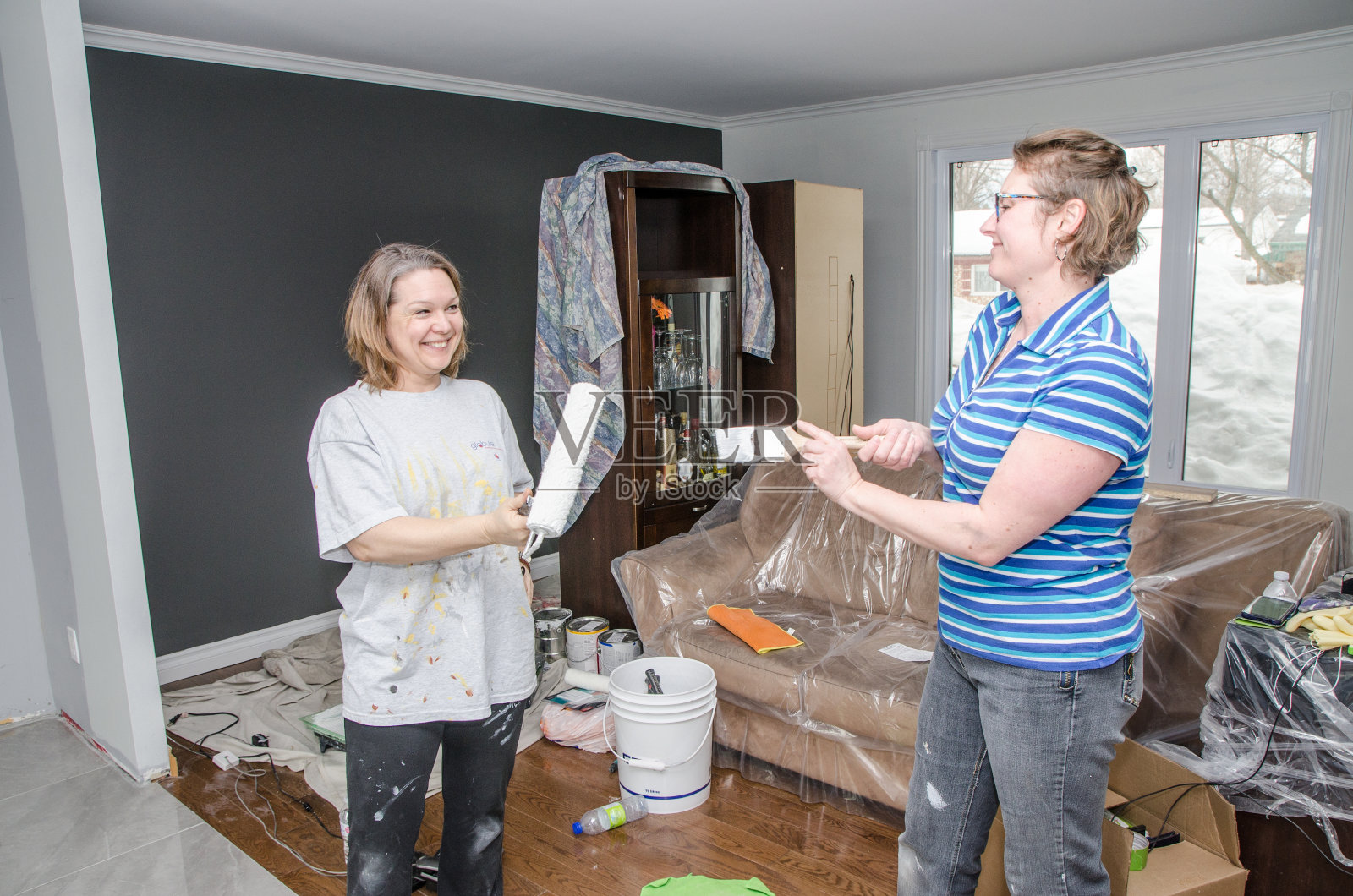 在家庭装修期间，女性在客厅里照片摄影图片