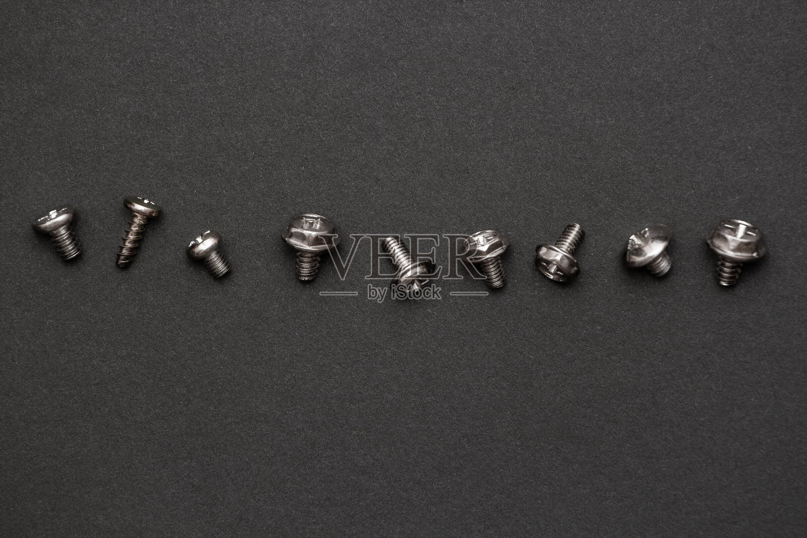 黑色背景上的银色螺丝照片摄影图片