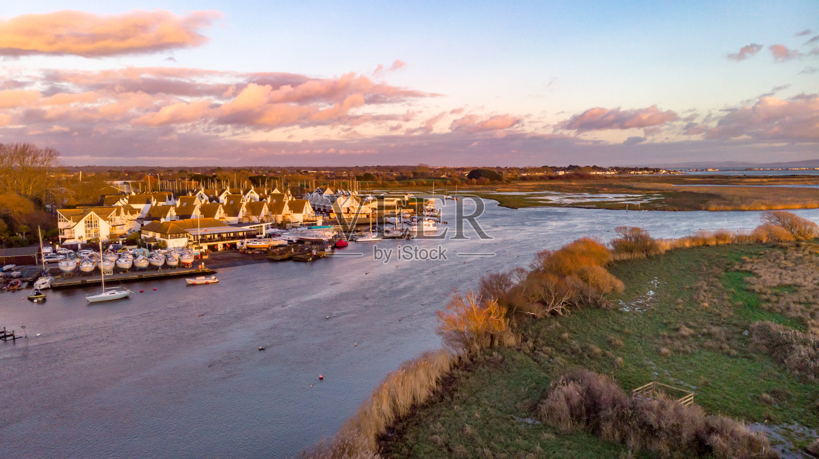 在黄金时间沿河边鸟瞰城镇照片摄影图片