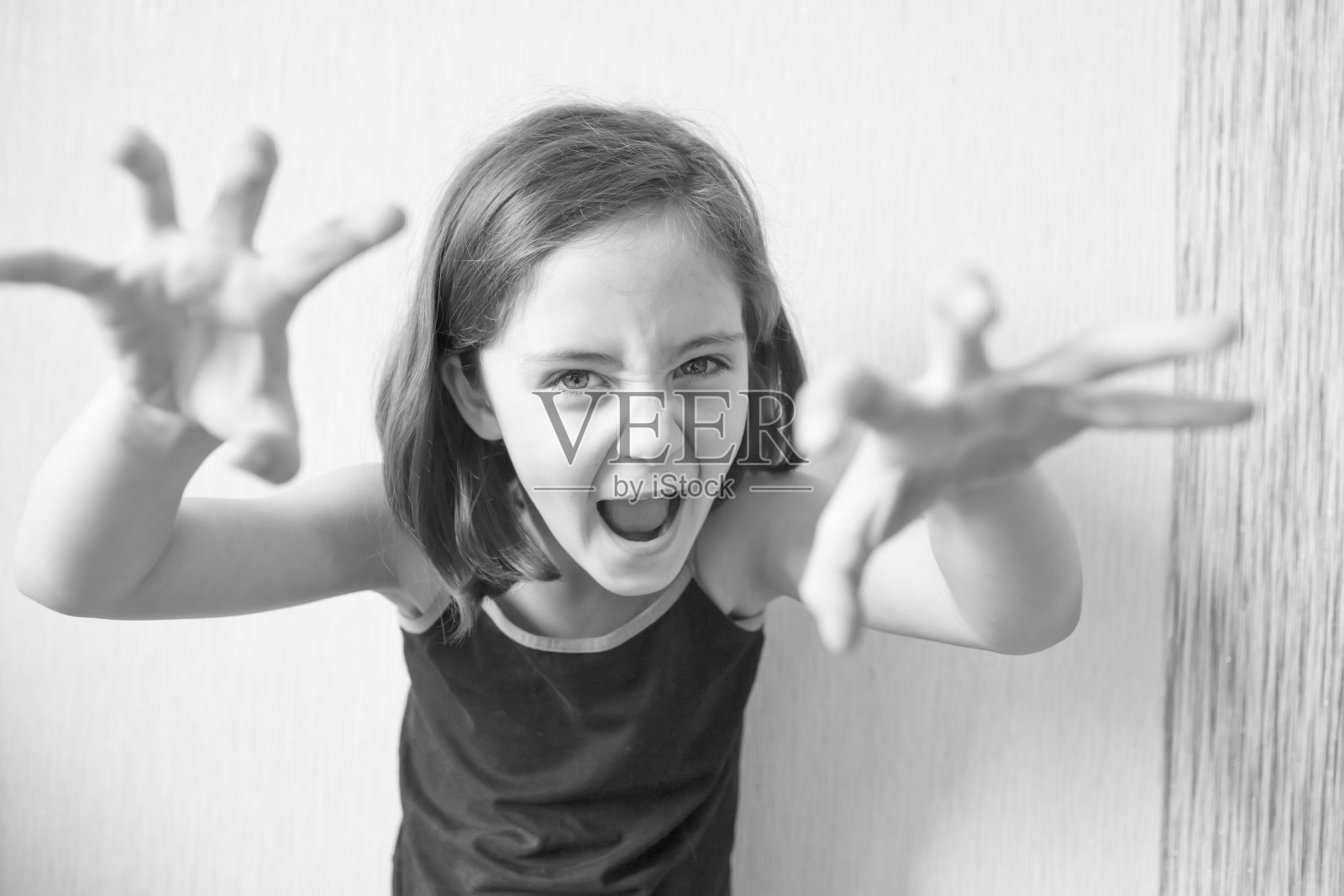 小女孩愁眉苦脸照片摄影图片