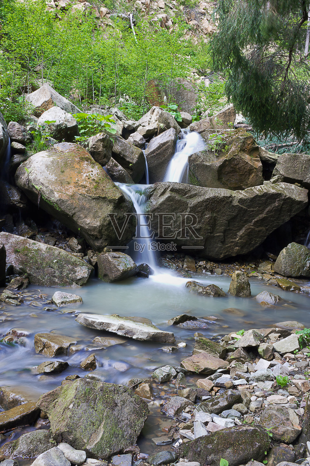 山地森林小溪照片摄影图片