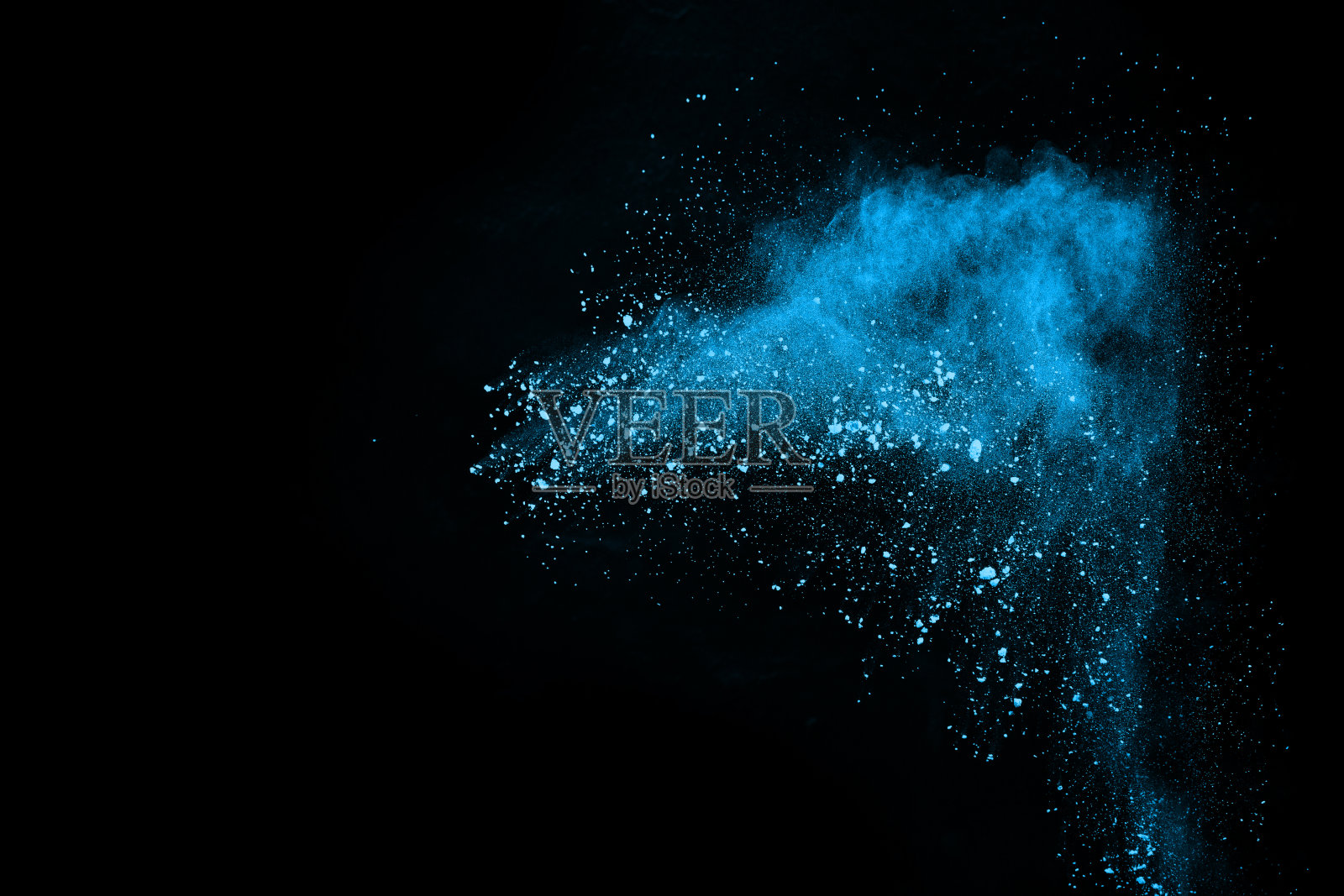 黑色背景上的蓝色粉末爆炸。彩色的云。色彩斑斓的粉尘爆炸。油漆胡里节。照片摄影图片
