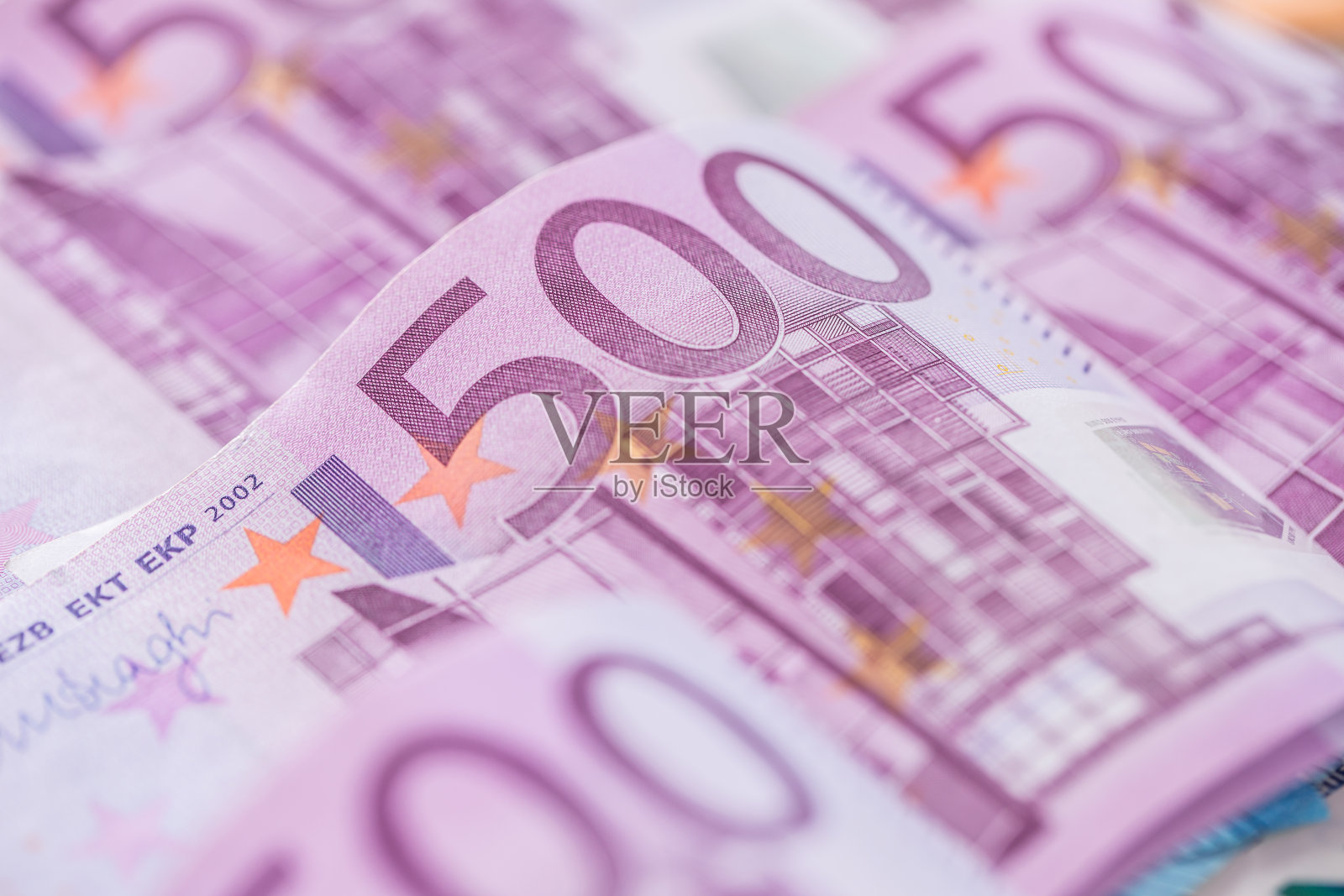 特写五百欧元钞票和货币照片摄影图片