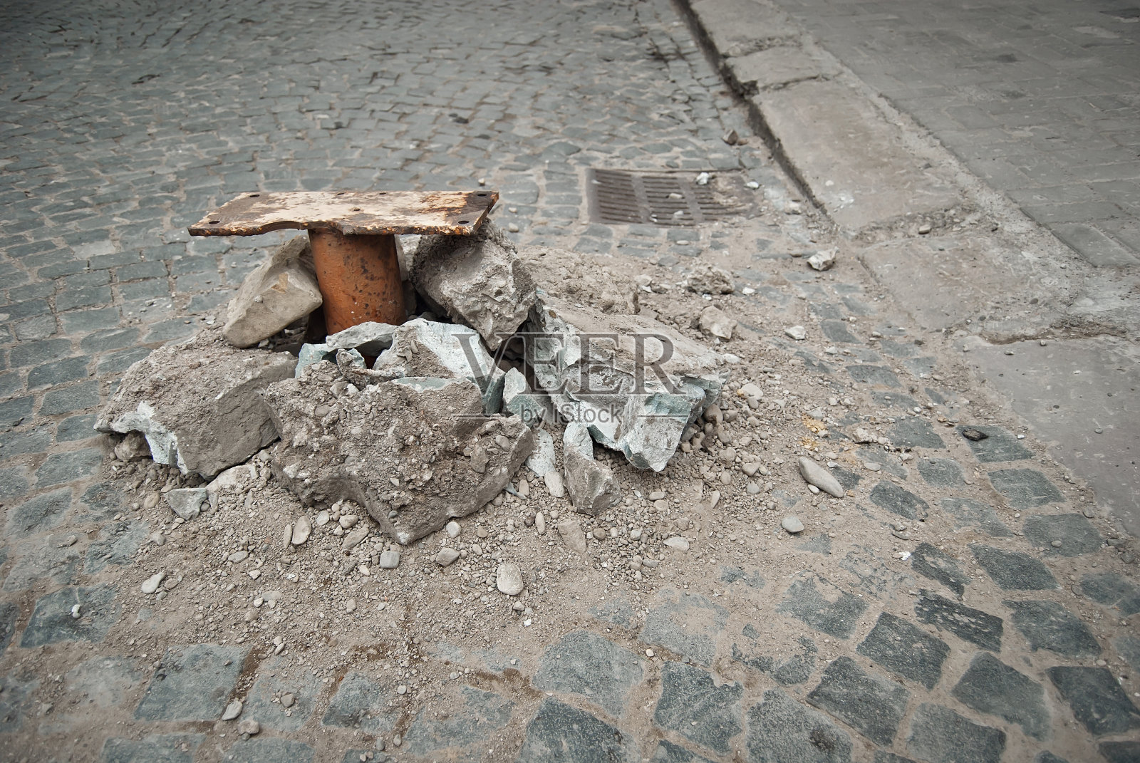 在城市里铺路。更换旧铺路砖。维修。2019年3月，欧洲，乌克兰切尔尼夫茨。照片摄影图片