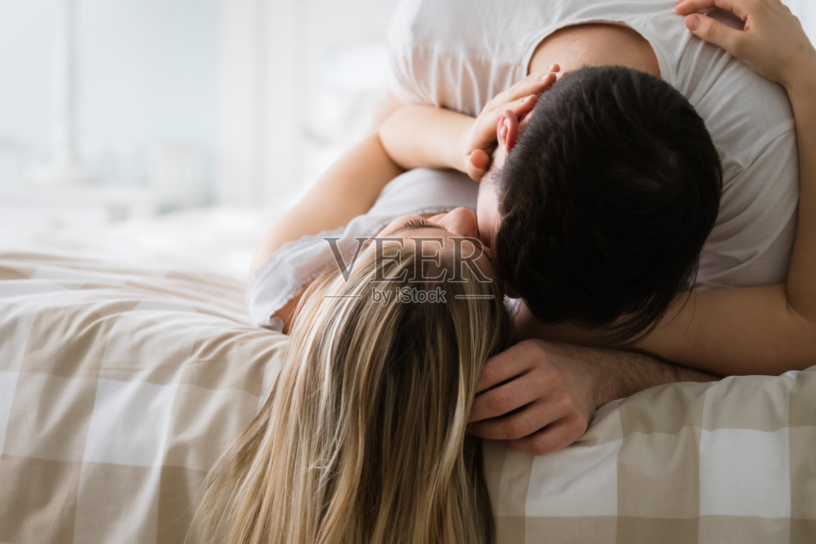 卧室里一对年轻情侣的肖像照片摄影图片