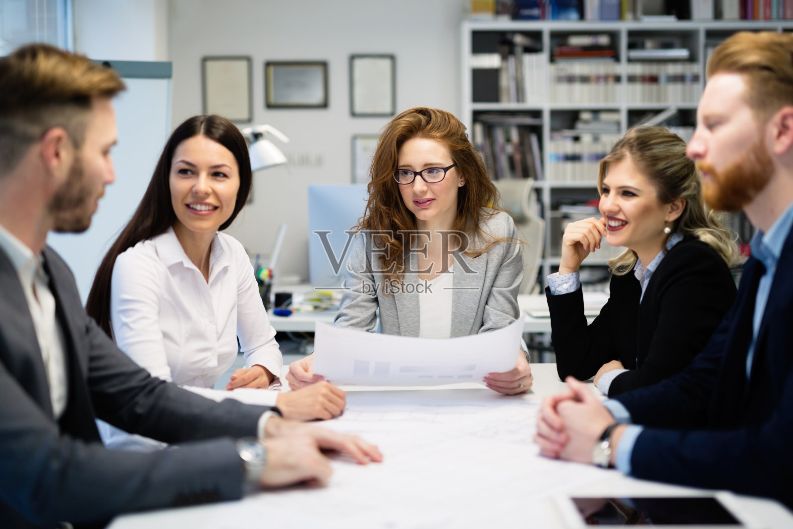 在办公室从事商业项目的有创造力的商业人员照片摄影图片