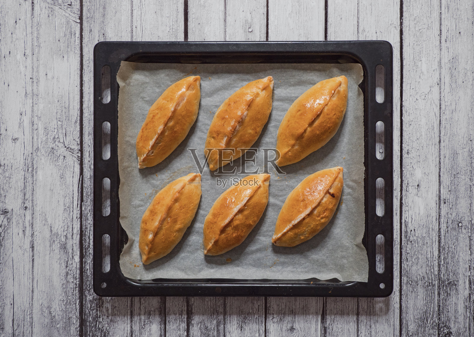 从烤箱取出派放在烤盘上。前视图。照片摄影图片