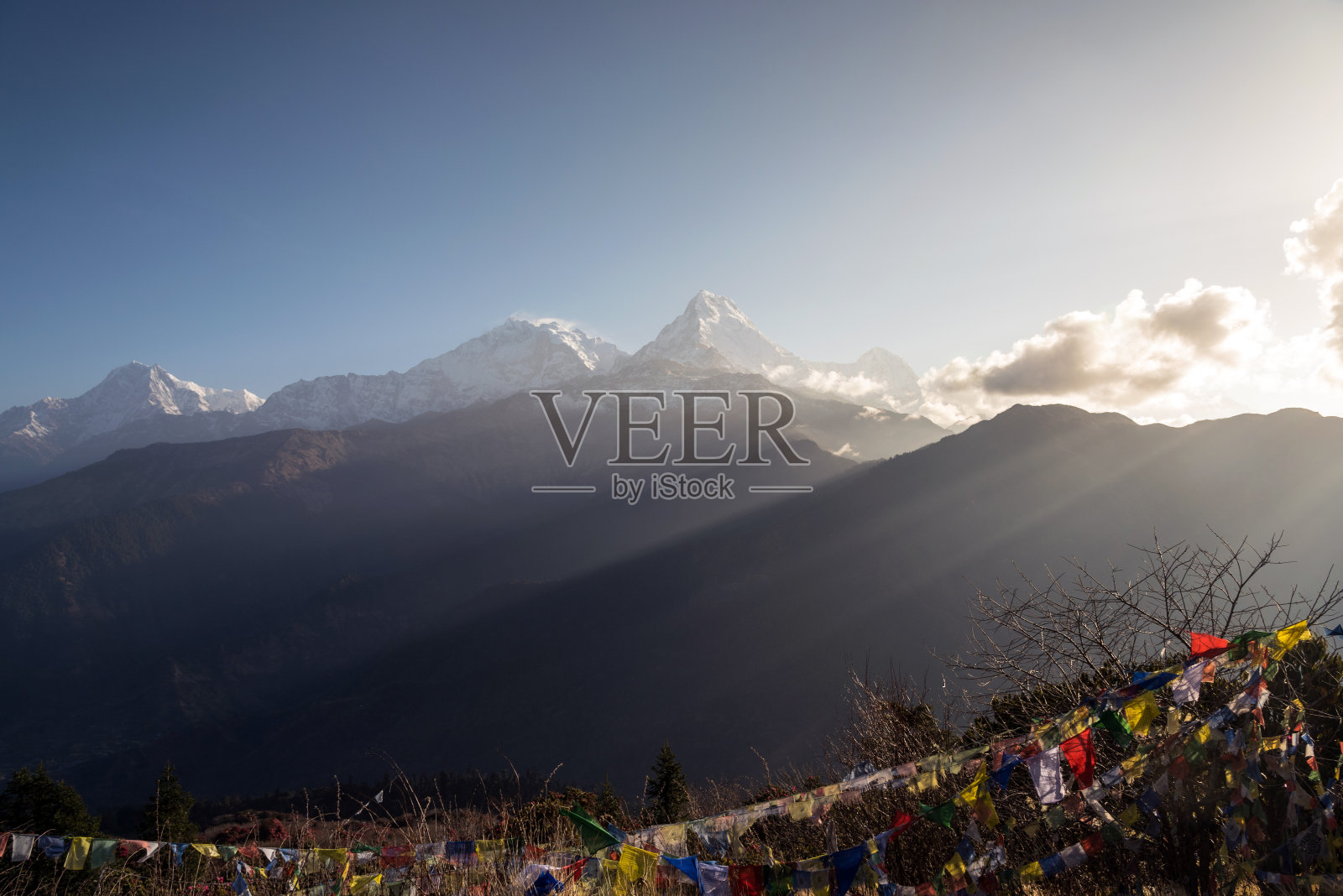 风景视角的安纳布尔纳山脉在喜马拉雅山，从潘山徒步视点在戈雷帕尼，尼泊尔照片摄影图片