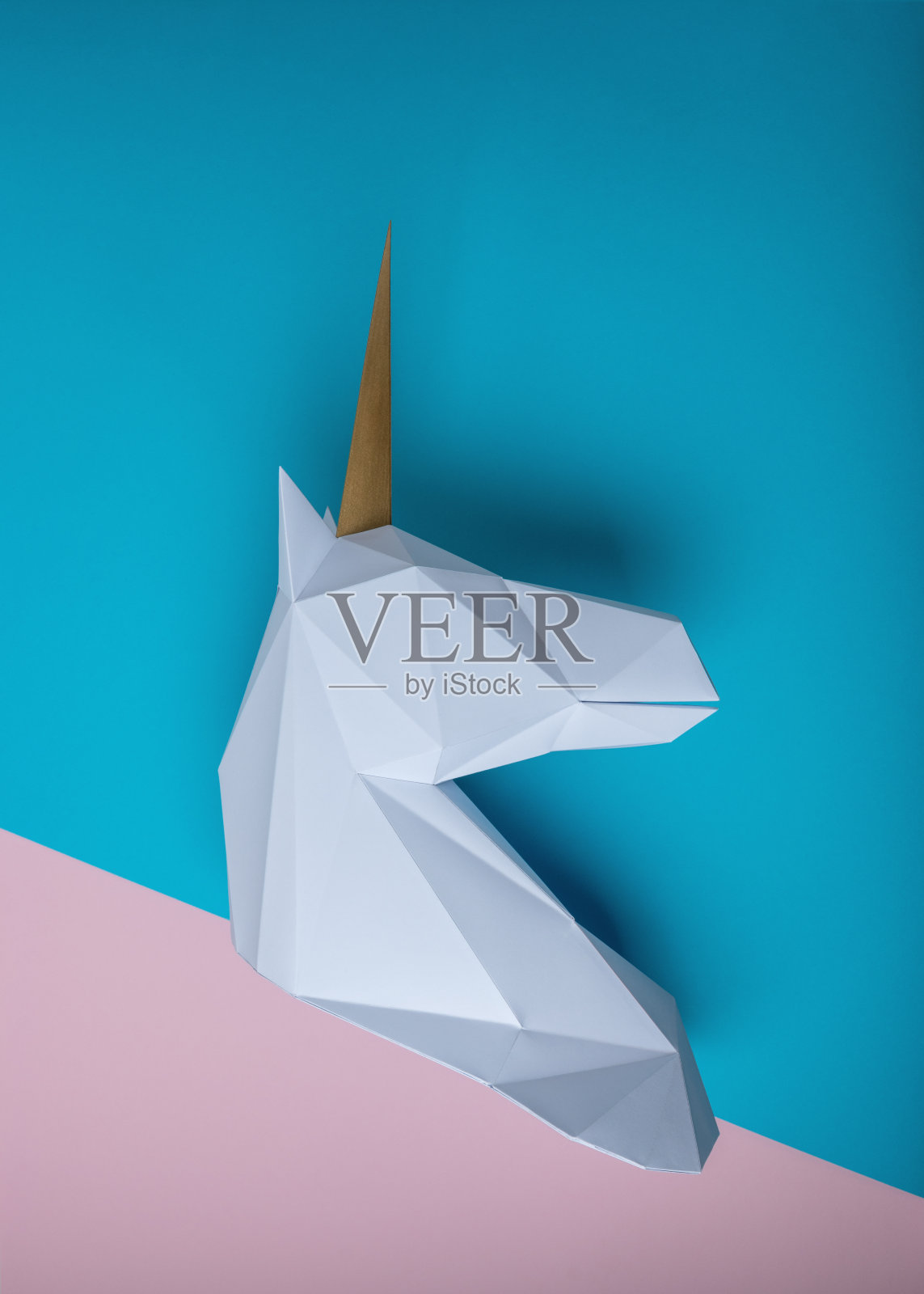 白色的3d纸制独角兽头模型在明亮的背景。抽象艺术的概念。照片摄影图片