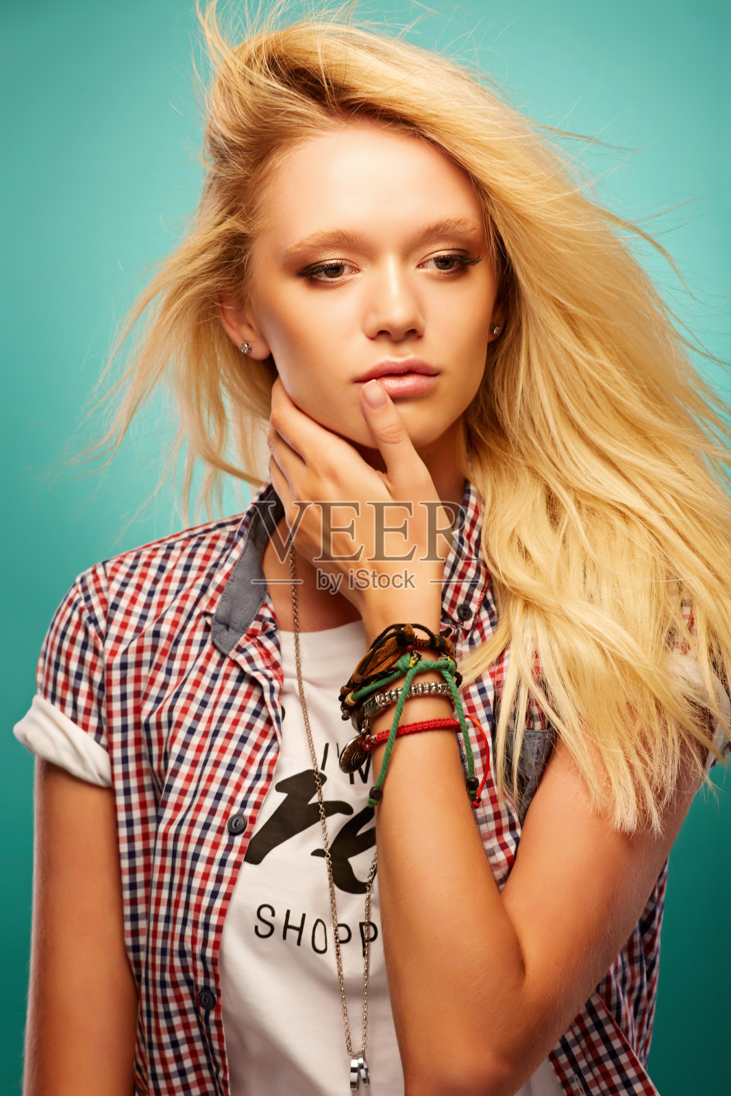 格子衬衫时尚金发年轻女人头像照片摄影图片