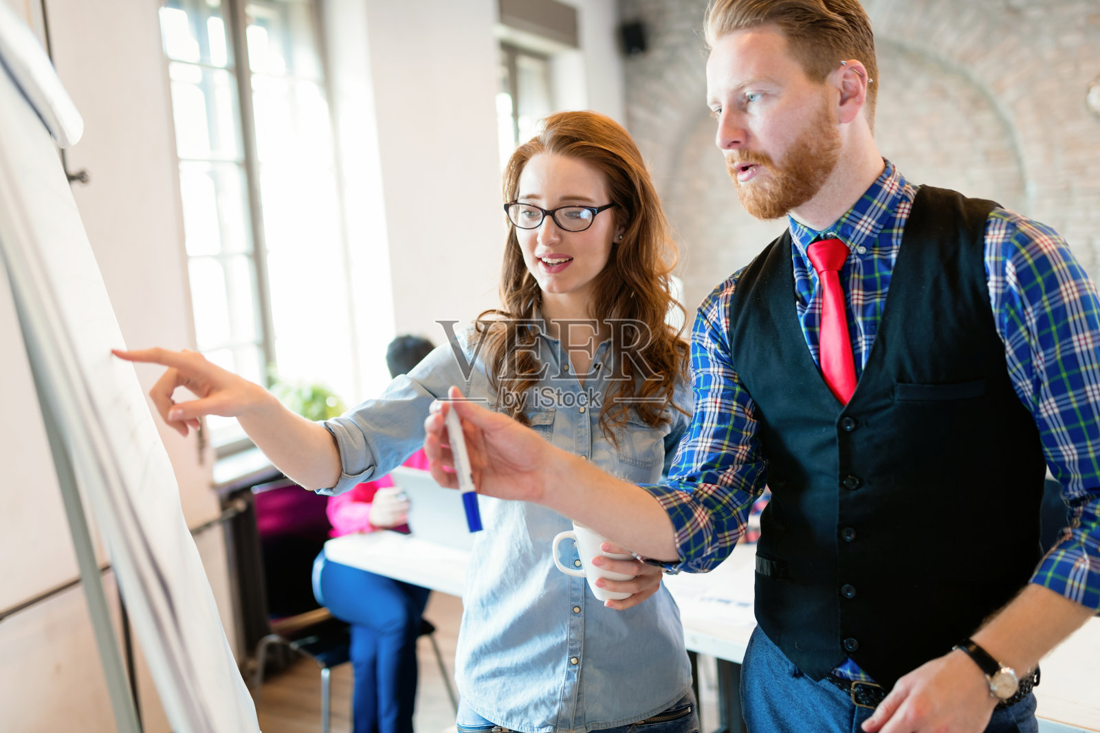 业务人员和架构师在项目中协作照片摄影图片