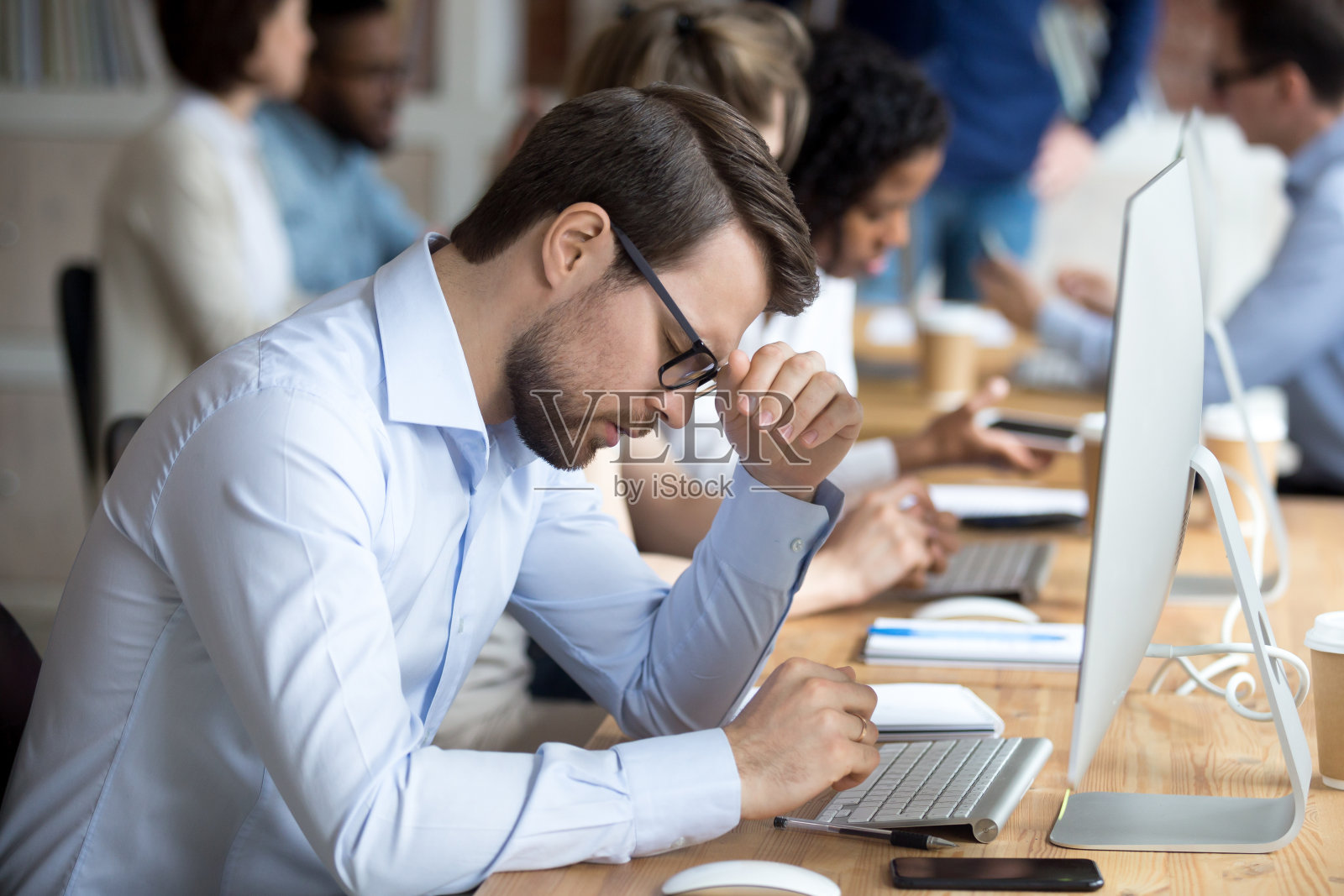 商人感到绝望有严重的问题在工作照片摄影图片