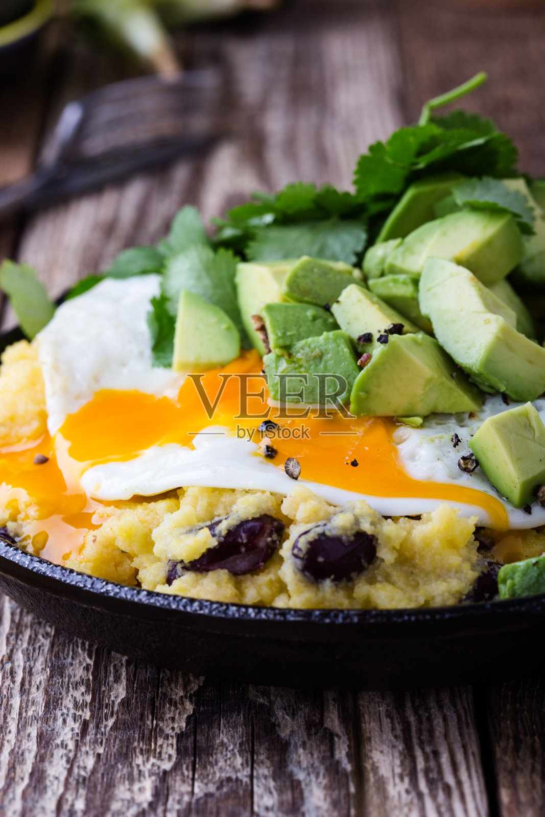 素餐配粗麦片，黑豆，牛油果，煎蛋照片摄影图片