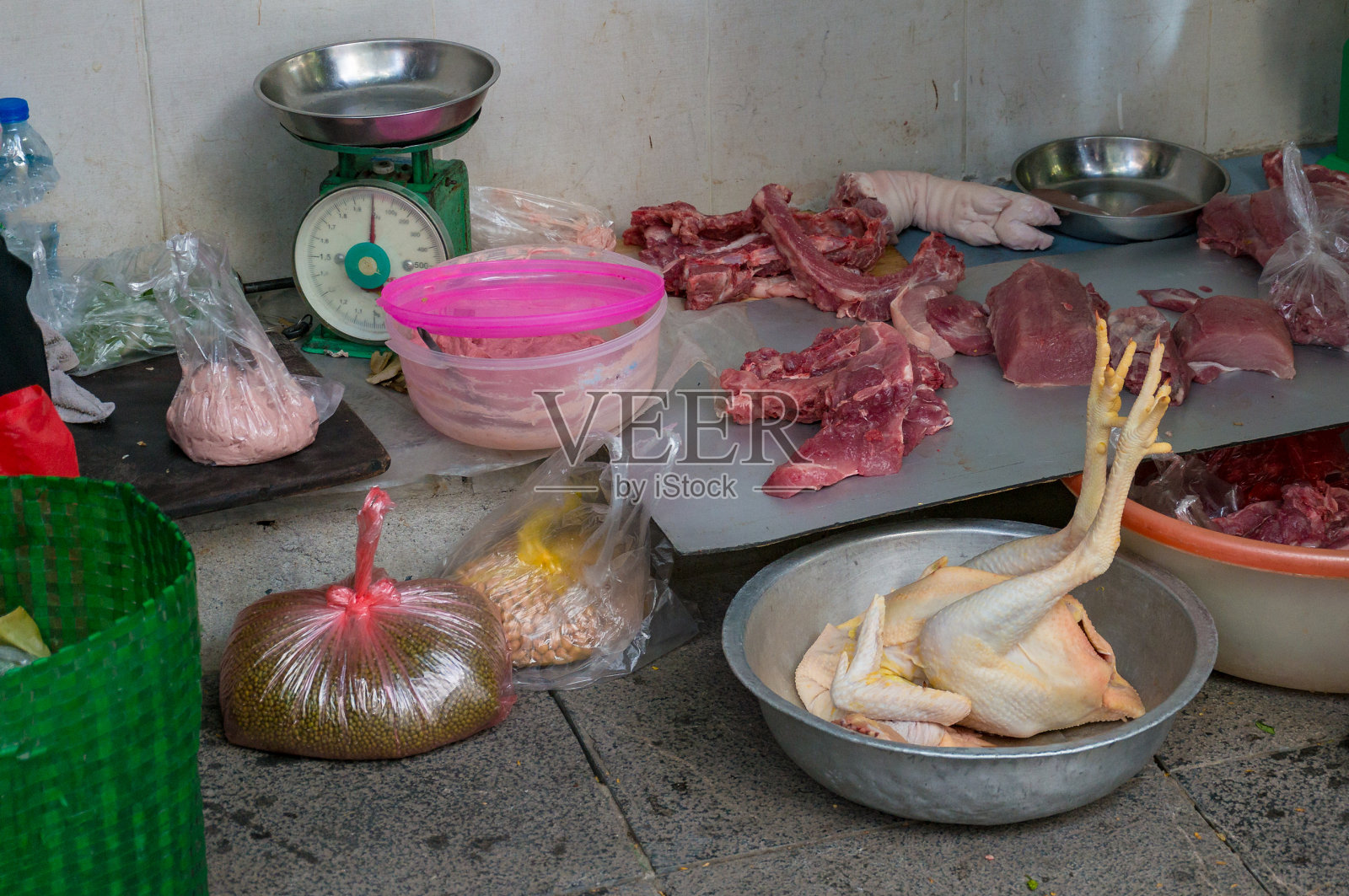 街边市场的小摊上卖着新鲜的肉和鸡照片摄影图片