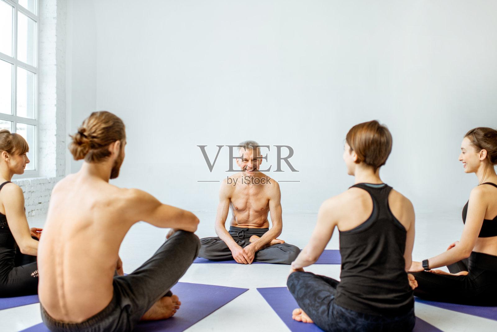 一群人在室内练习瑜伽照片摄影图片