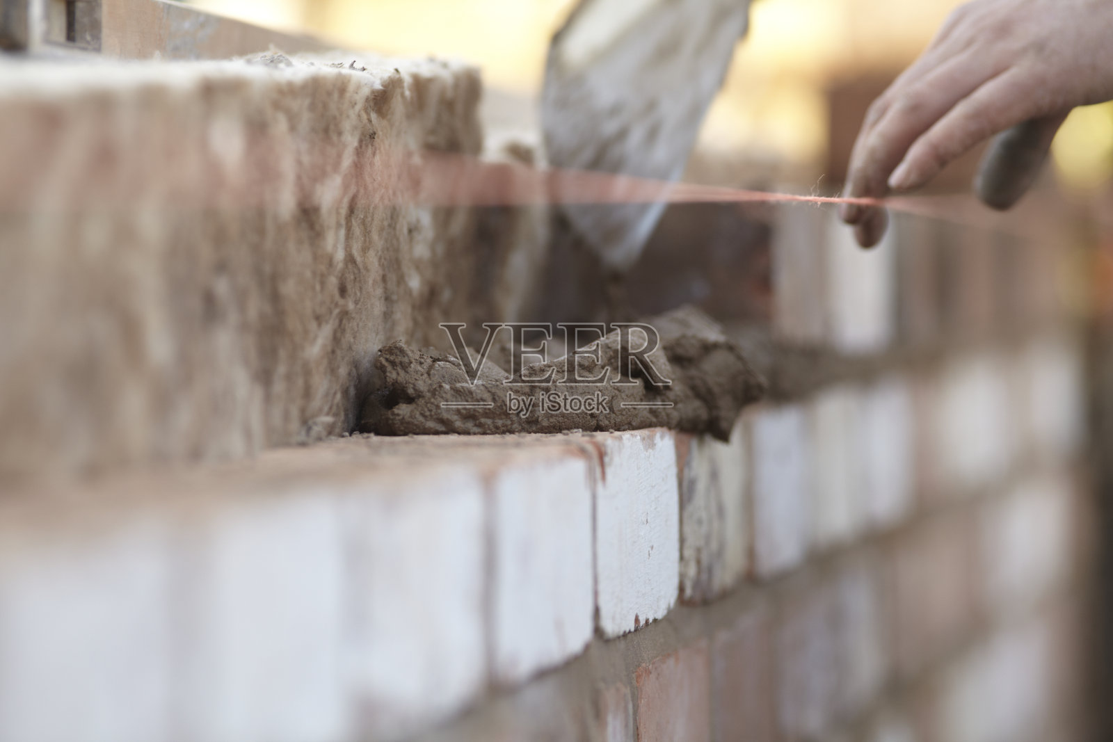 砖匠用再生砖建造新的扩建部分照片摄影图片