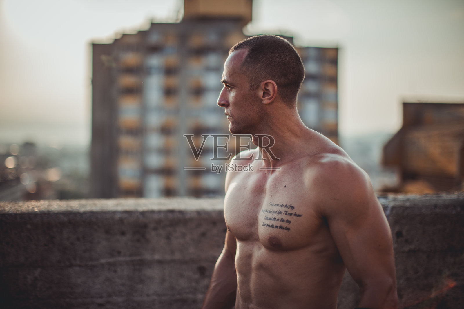 英俊的肌肉发达的男人照片摄影图片