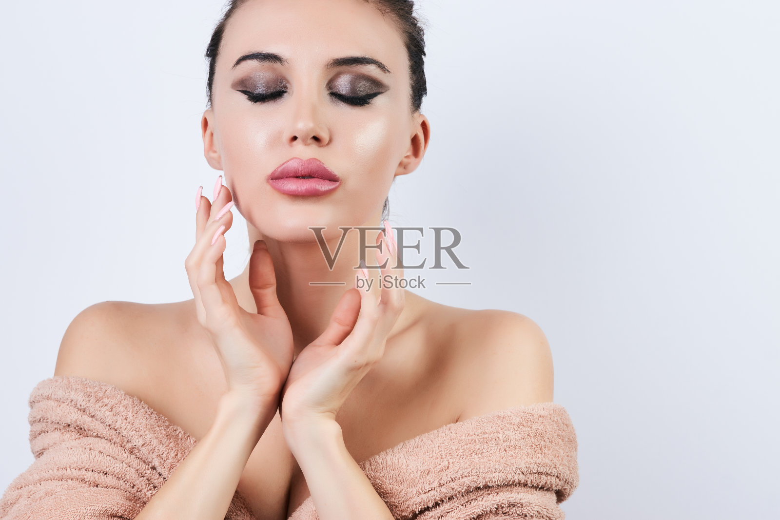 漂亮的女孩，黑色的头发，柔软的皮肤，裸露的肩膀照片摄影图片