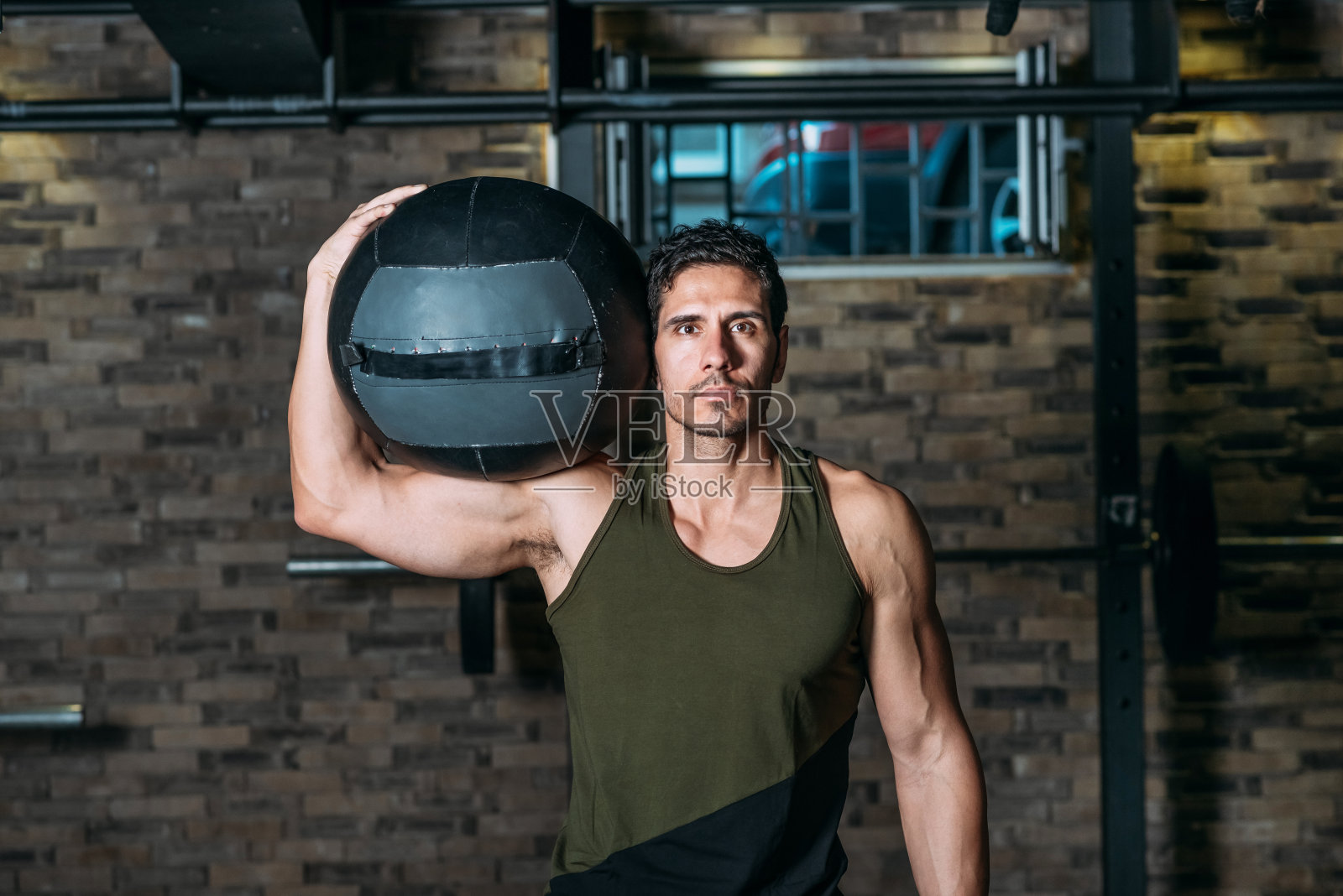 用实心球进行交叉训练照片摄影图片