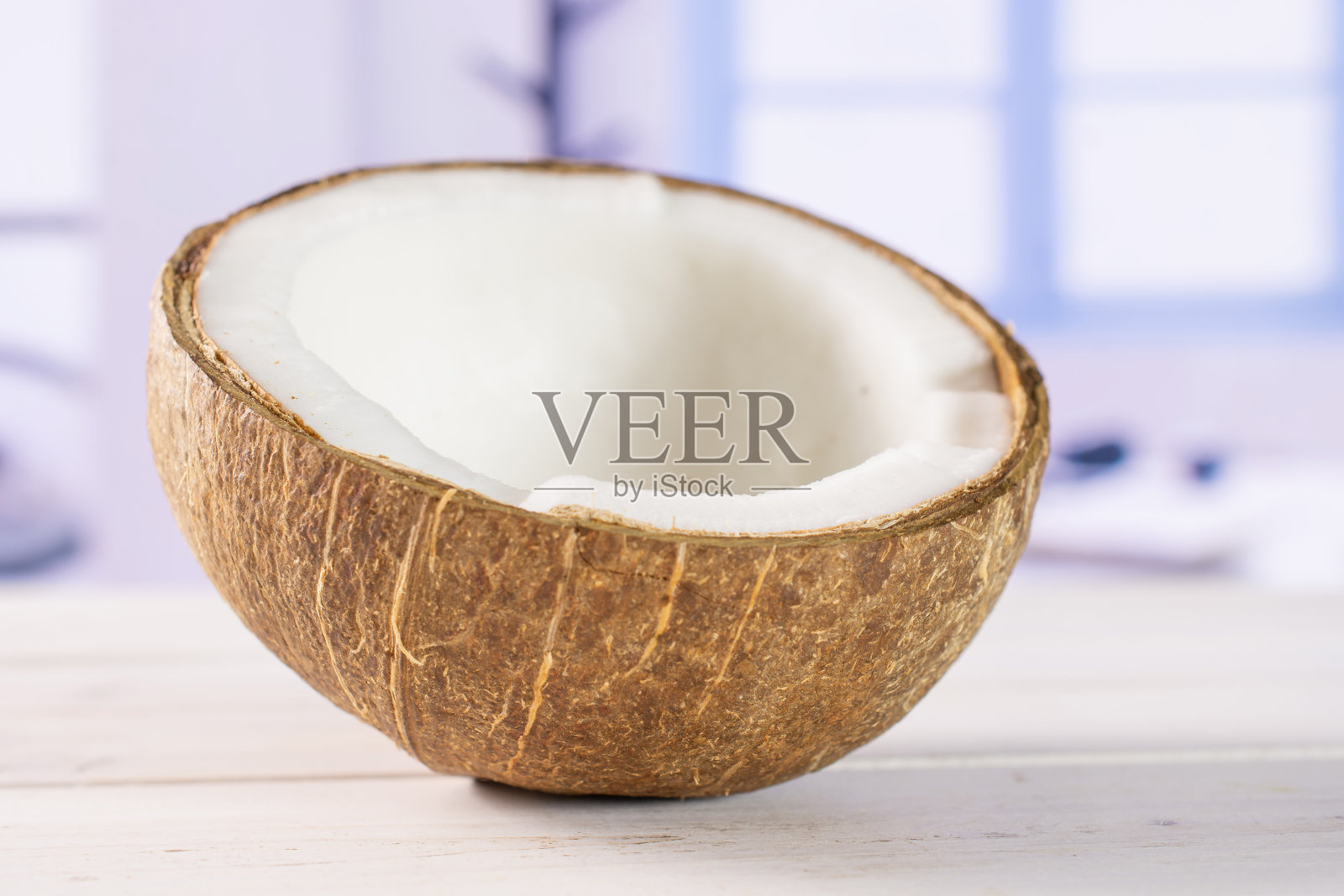 蓝色窗户的新鲜生物椰子照片摄影图片