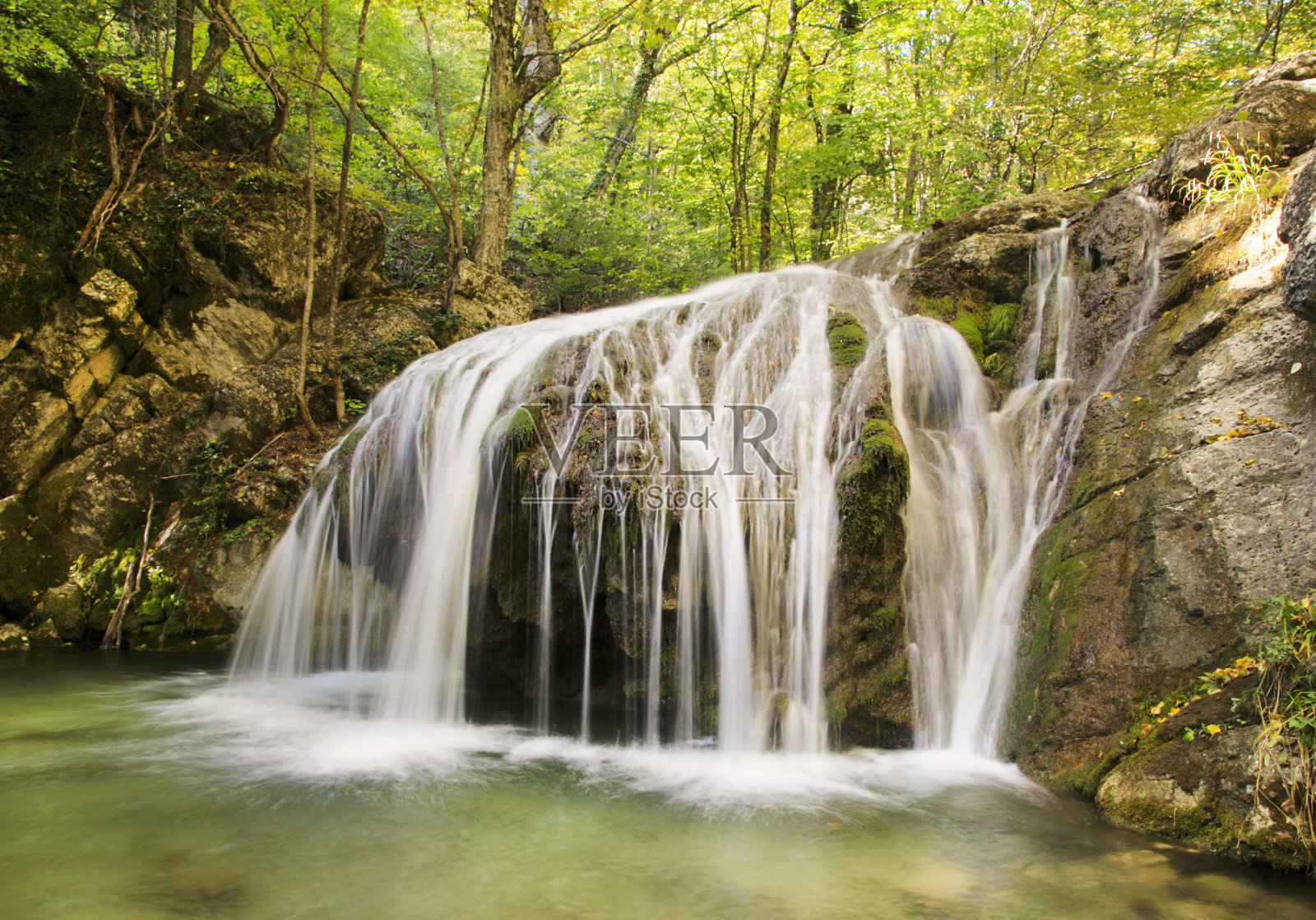 美丽的瀑布和一个蓝色的湖照片摄影图片