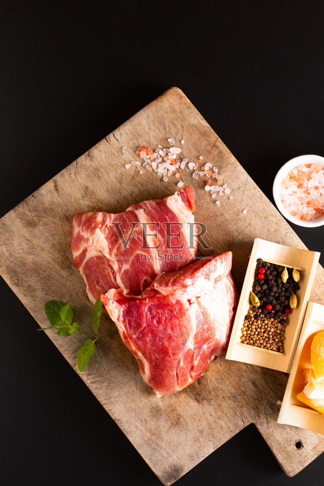 食概念片无骨猪肉领切板与香料在黑色背景与复制空间照片摄影图片