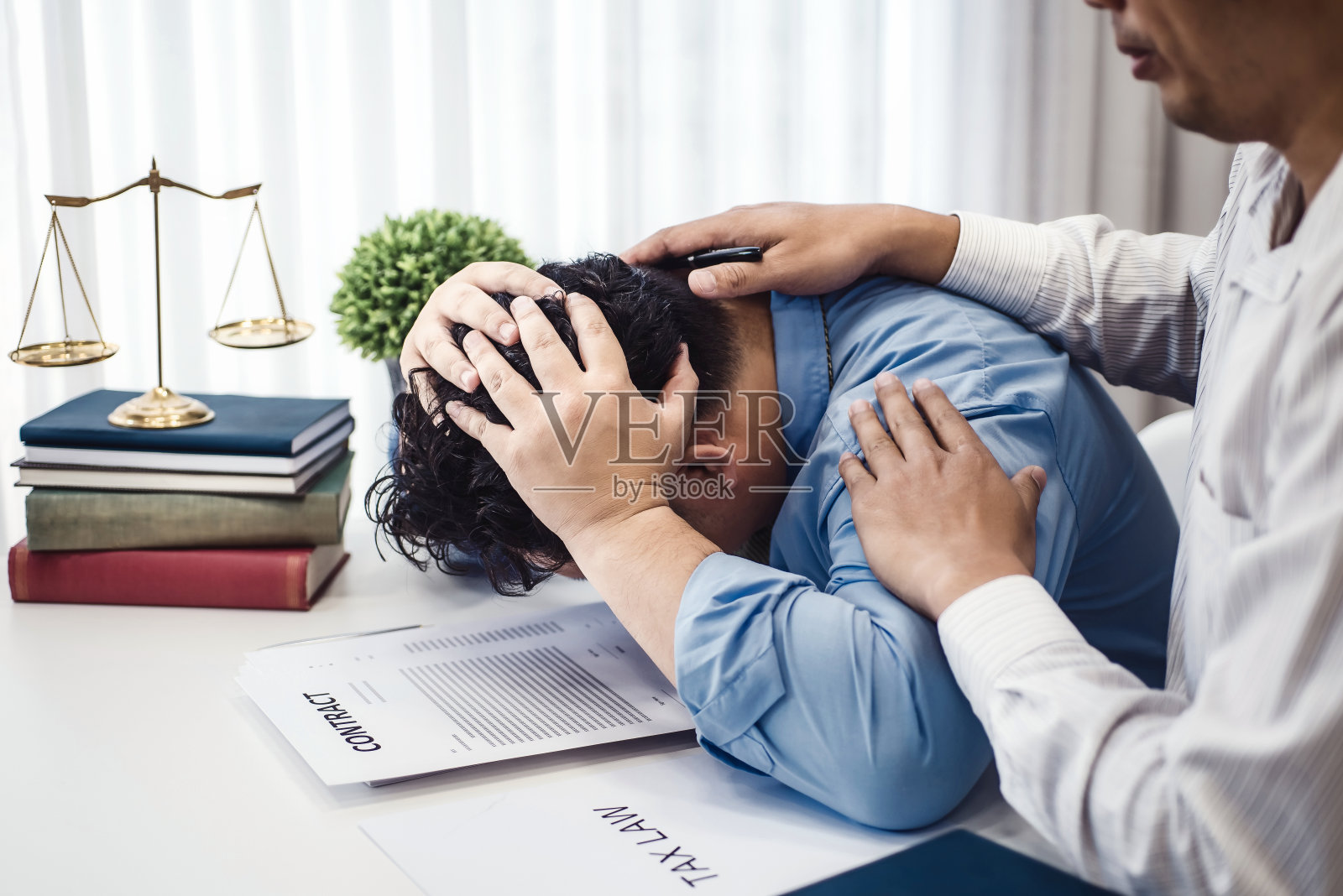 为合同问题感到焦虑的商务男士照片摄影图片