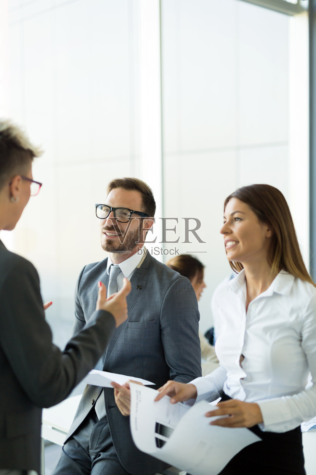 商业伙伴在办公室聊天的照片照片摄影图片