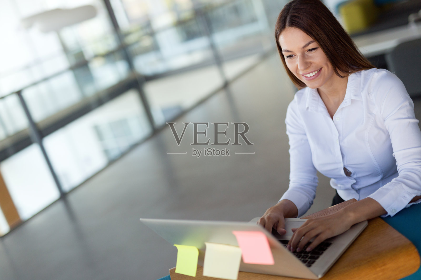 年轻员工在工作日在办公室使用电脑工作照片摄影图片