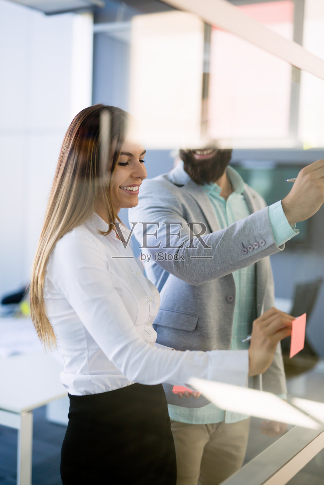 商务人士在办公室共同规划战略照片摄影图片