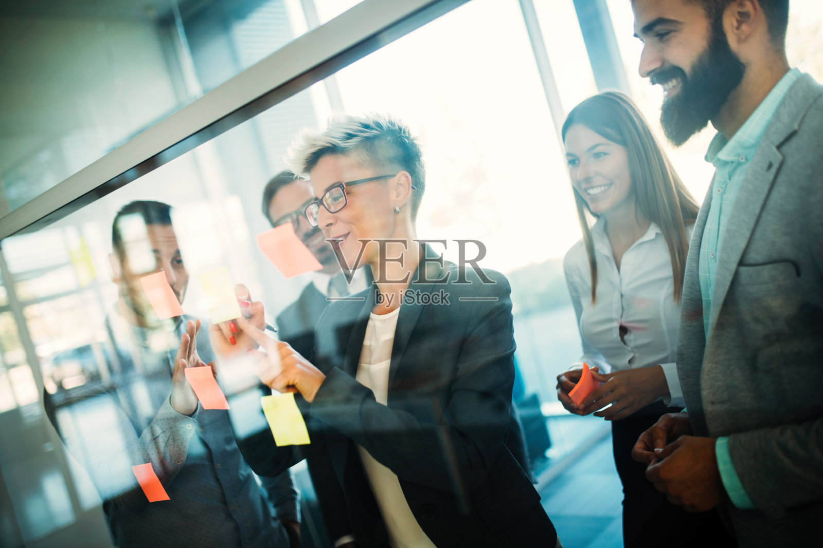 商务人士在办公室共同规划战略照片摄影图片