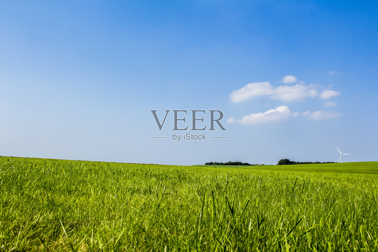 蓝天、绿草、堤岸景观在北方照片摄影图片