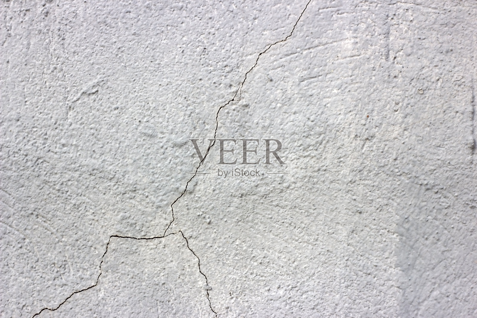 脏脏开裂的老式浅灰色混凝土和水泥模具纹理墙或地板的背景与风化油漆和划痕照片摄影图片