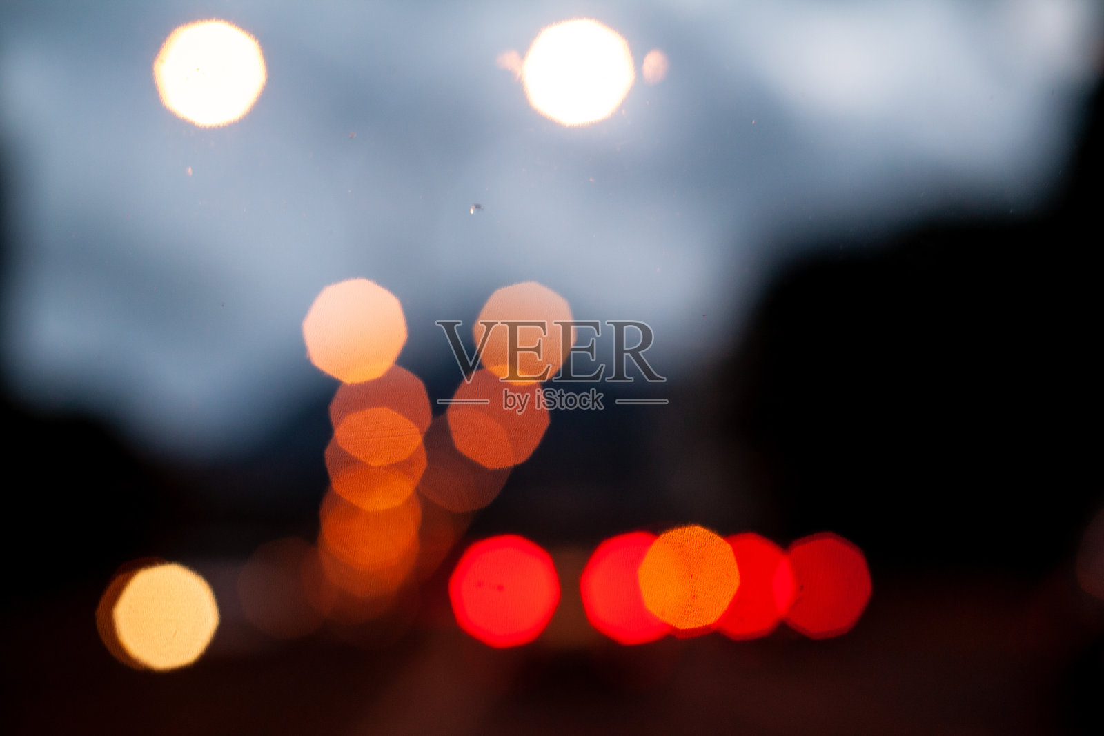 模糊聚焦的城市抽象纹理，虚化城市灯光和交通堵塞。从驾驶室的挡风玻璃往外看。软的焦点。照片摄影图片