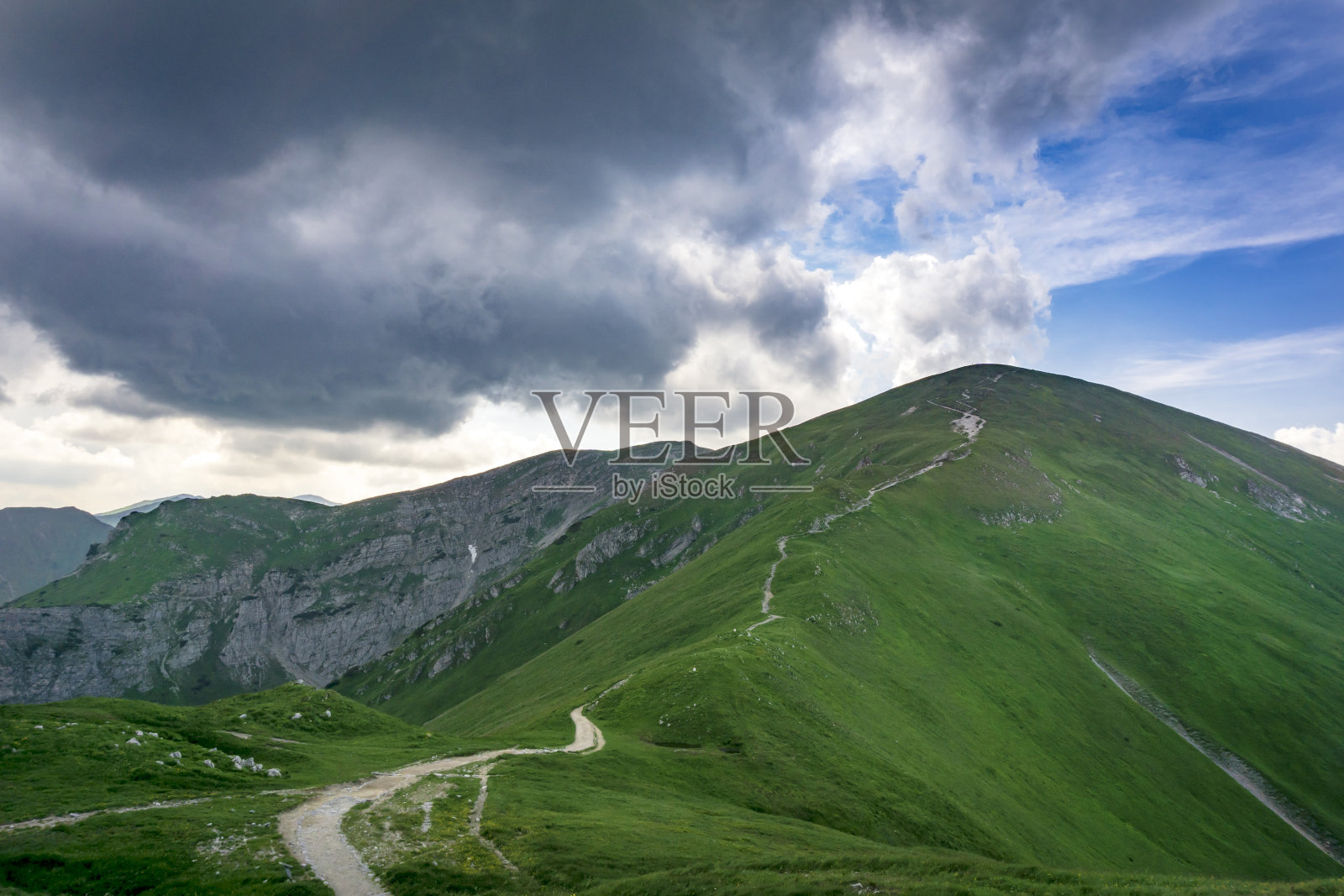 六月，塔特拉山峰上的漩涡云。Czerwone Wierchy地区。照片摄影图片