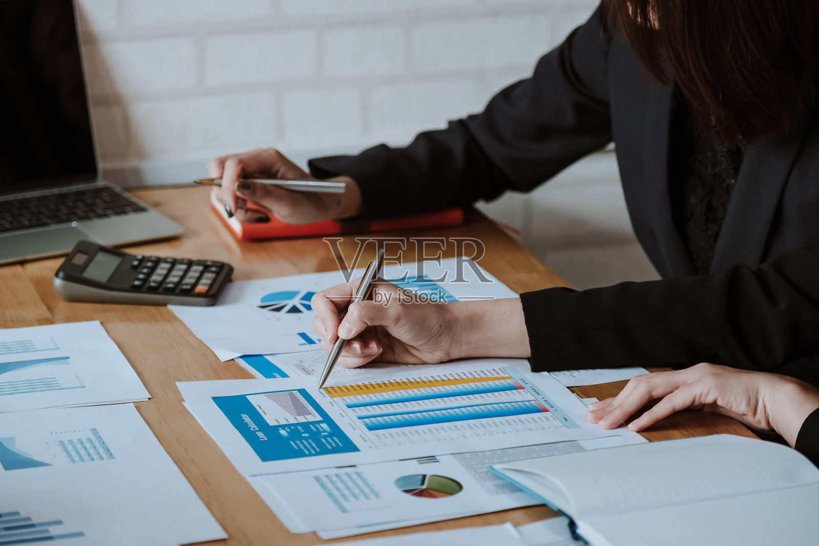 商业人士分析统计，商业文件，财务概念照片摄影图片