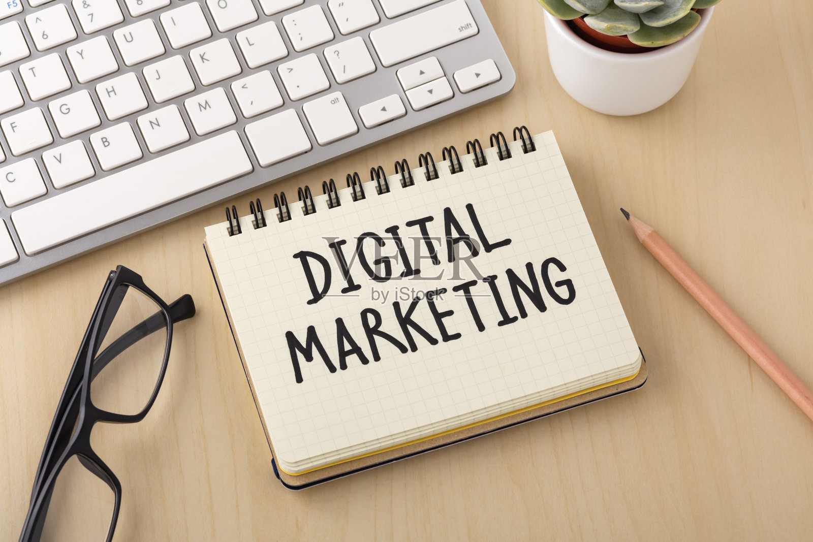 办公桌上的数字营销词概念照片摄影图片